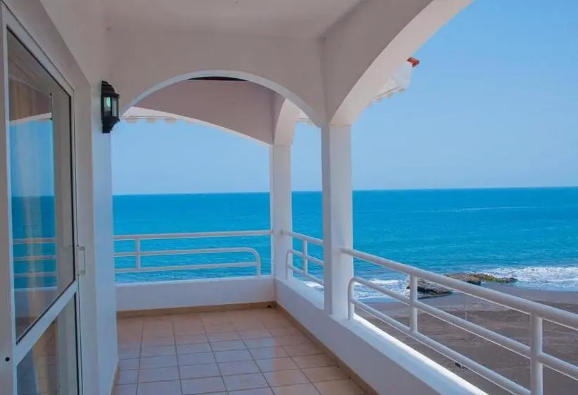 سوییت با چشم‌انداز دریا, Falucho Paradise Beach