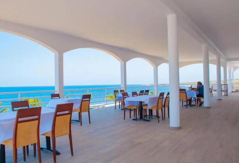 سوییت با چشم‌انداز دریا, Falucho Paradise Beach