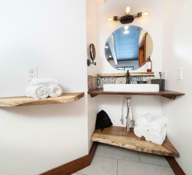 غرفة قياسية سرير كينج, The Horton