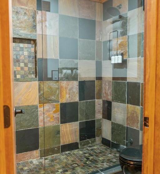 غرفة قياسية سرير كينج, The Horton