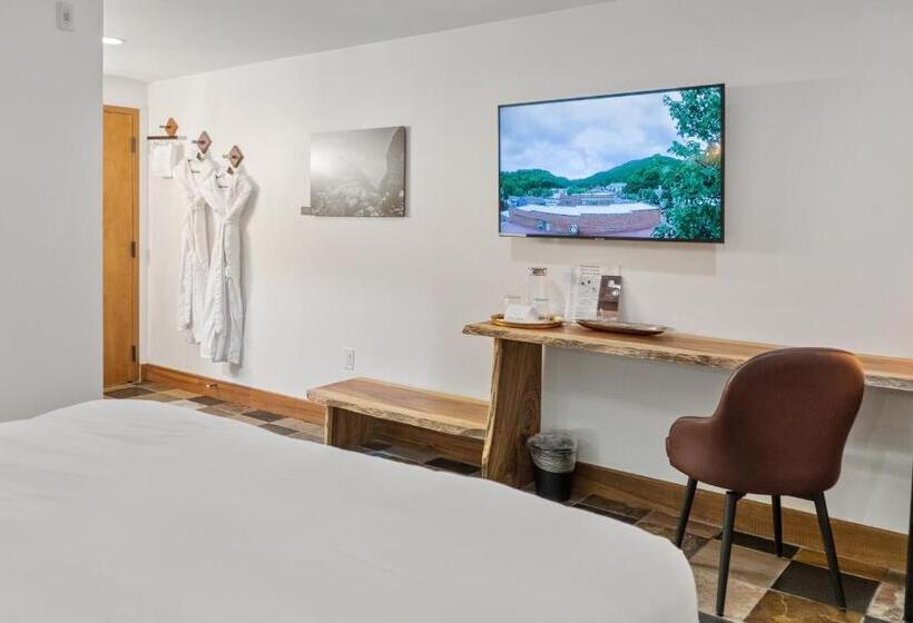 غرفة قياسية سرير كينج, The Horton