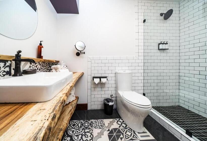 غرفة قياسية سرير كينج, The Horton