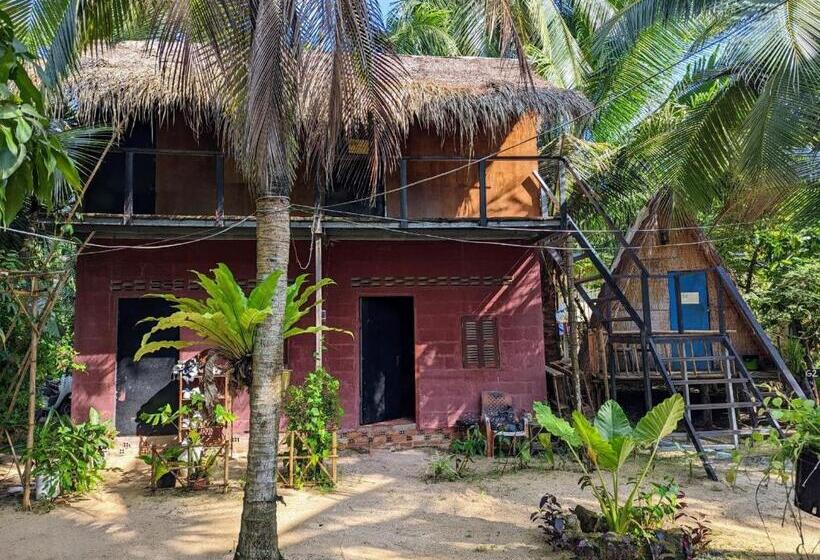 سرير فى غرفة مشتركه, Yellow Sun Kampot