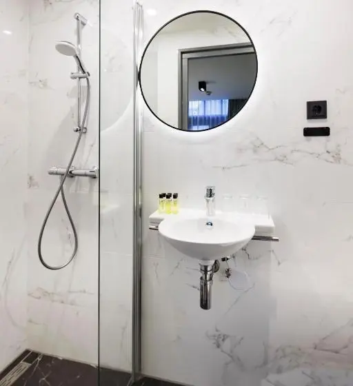 バス共有のスタンダードルーム, Ciao Papa Hotel Amsterdam Central Station