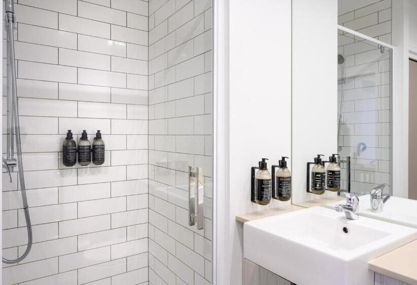 استوديو إدارى, Boulcott Suites