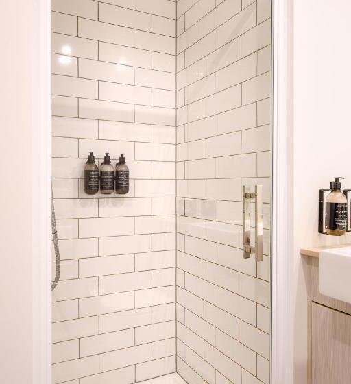 استوديو إدارى, Boulcott Suites