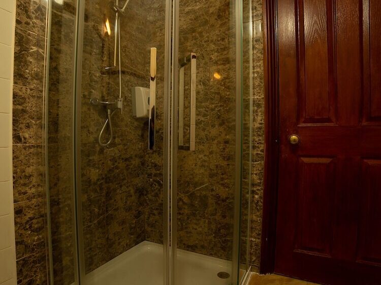 Habitació Triple Estàndard, Fines Bayliwick