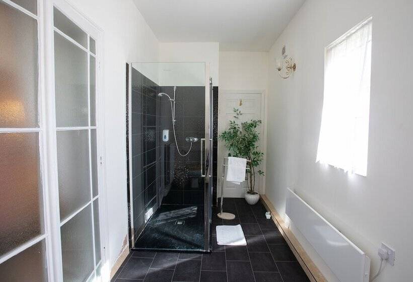 Family Room, Fines Bayliwick