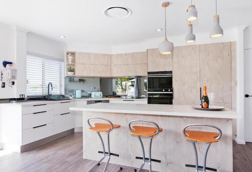 2 Bedroom Apartment with Views, Offshore Noosa Resort