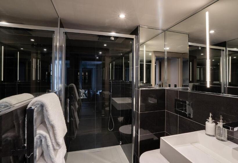 غرفة قياسية, Square Townhouse