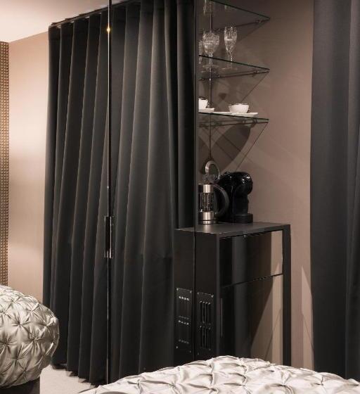 غرفة قياسية, Square Townhouse