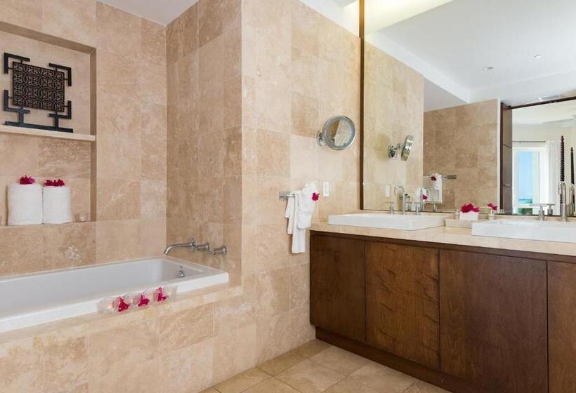 Deluxe Suite Sea View, West Bay Club