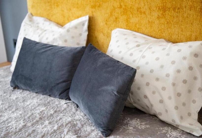 شقة غرفة واحدة, соколови къщи