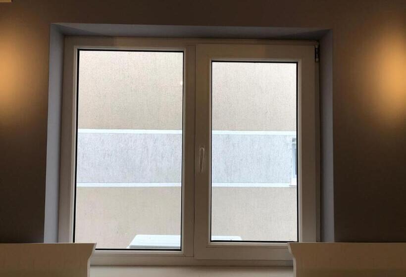 Standard Værelse, Tadora