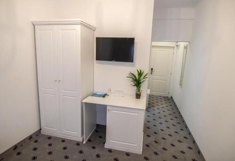 Standard Værelse, Tadora