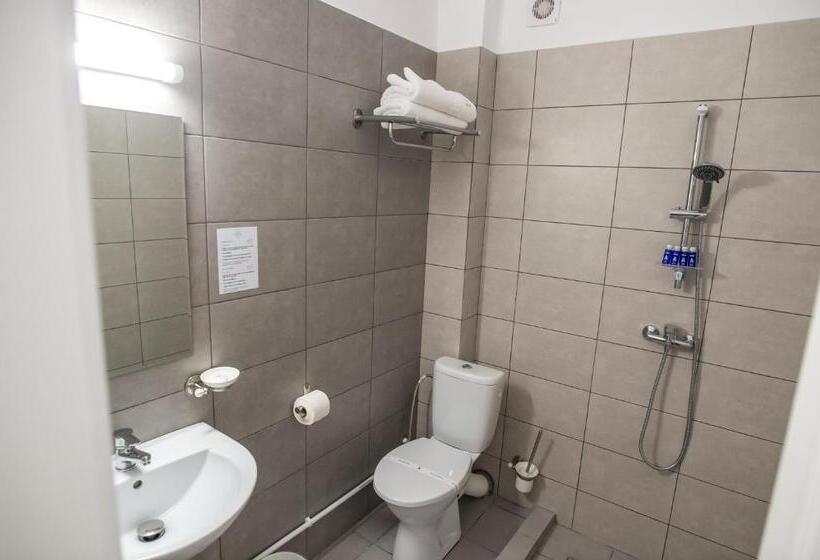 Standard Værelse, Tadora