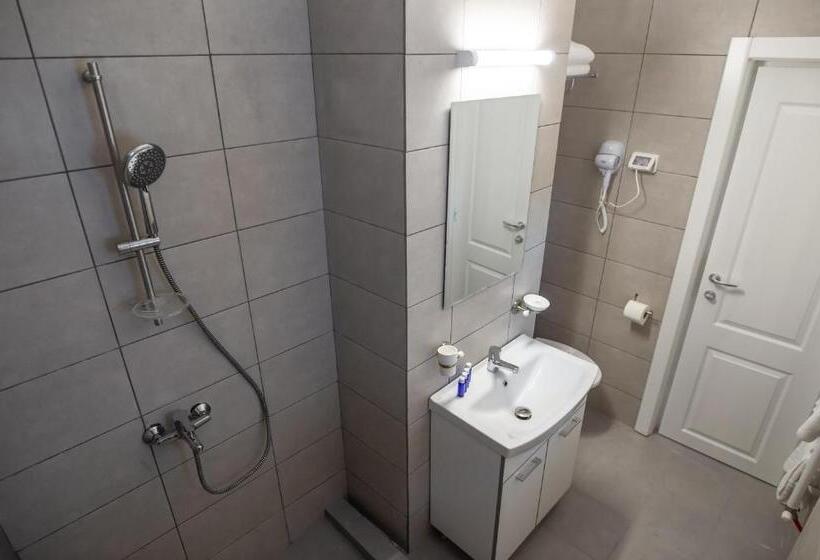 Superior Værelse, Tadora