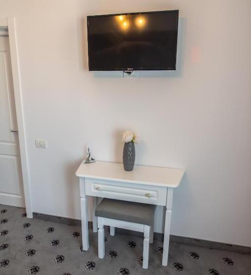 Executive Suite, Tadora