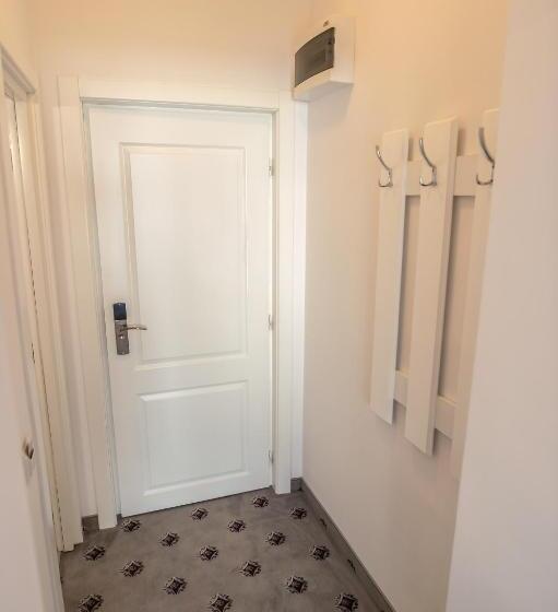 Standard Værelse, Tadora