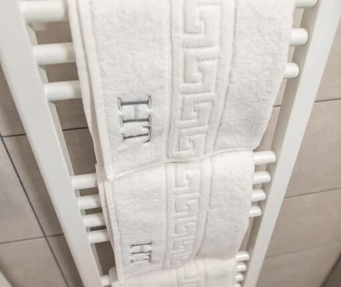 Executive Suite, Tadora