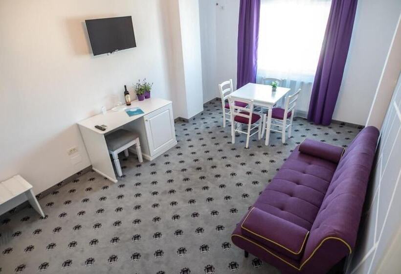 Executive Suite, Tadora