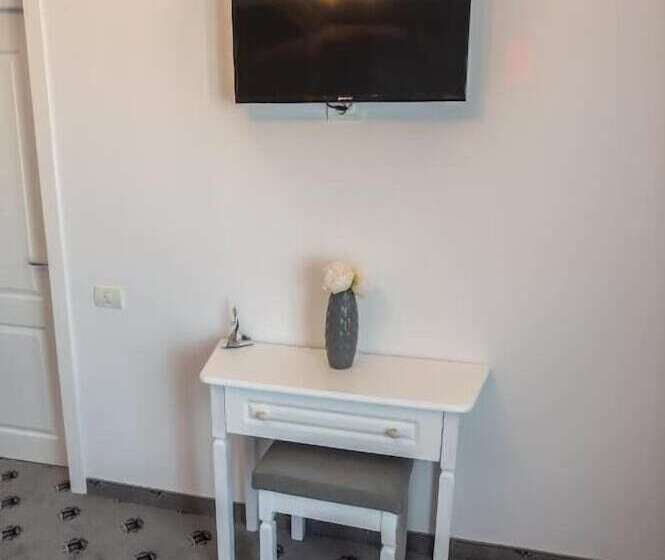 Executive Suite, Tadora