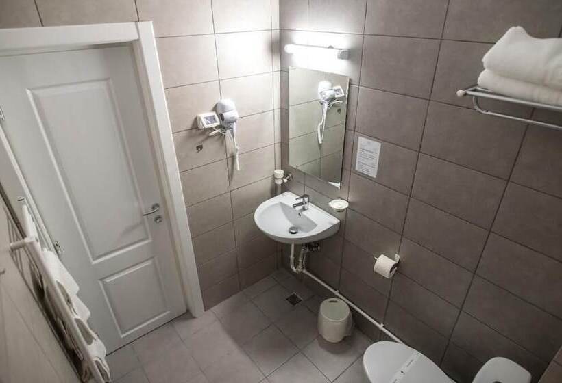 Standard Værelse, Tadora