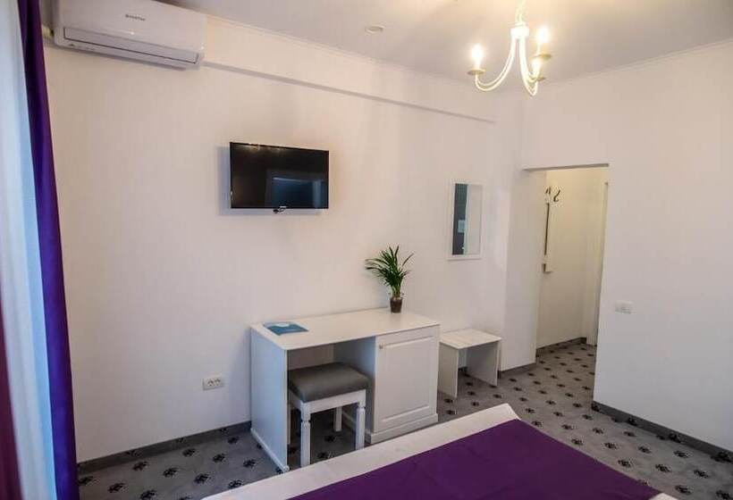 Standard Værelse, Tadora