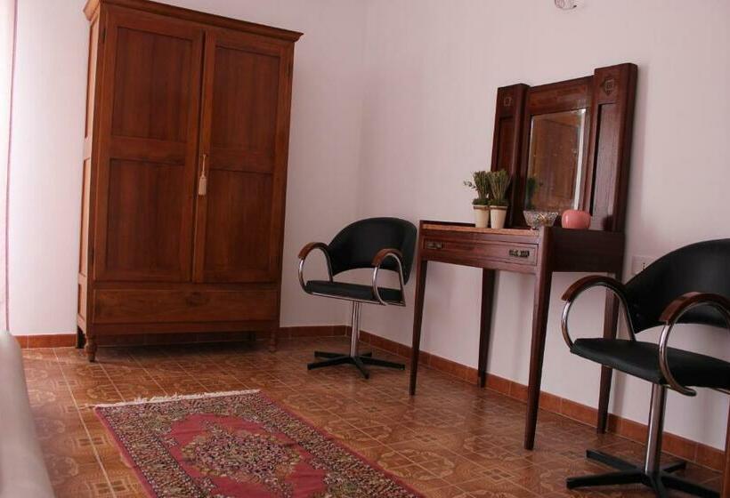 חדר דלוקס, Odeon Rooms