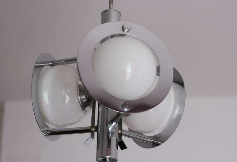 חדר דלוקס, Odeon Rooms