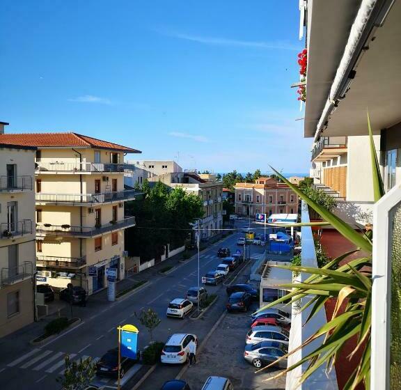 חדר דלוקס, Odeon Rooms