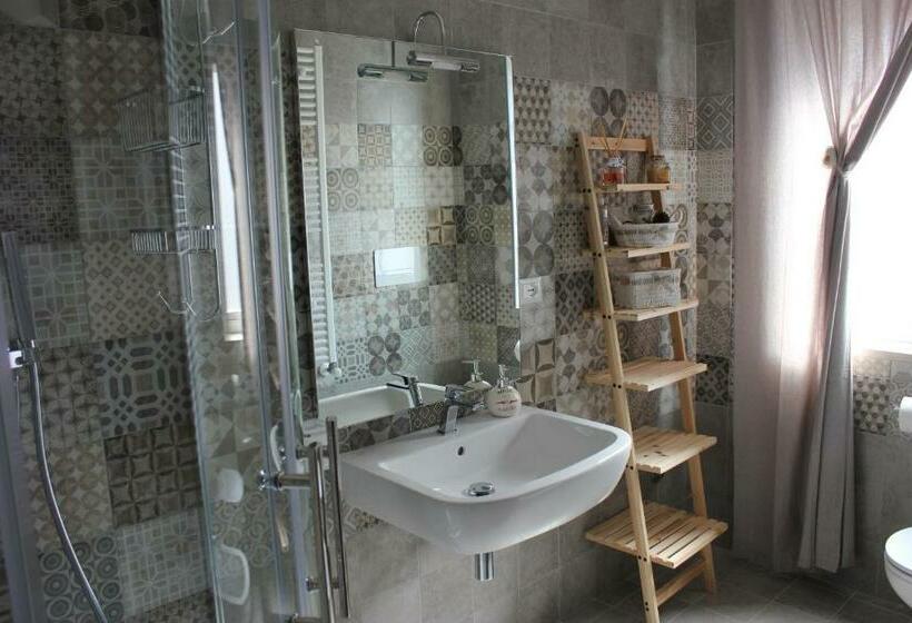 חדר דלוקס, Odeon Rooms