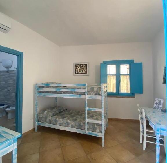 חדר סטנדרט לשלושה, Centu Concas