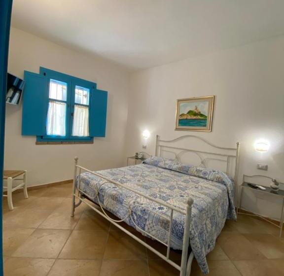 חדר סטנדרט לשלושה, Centu Concas