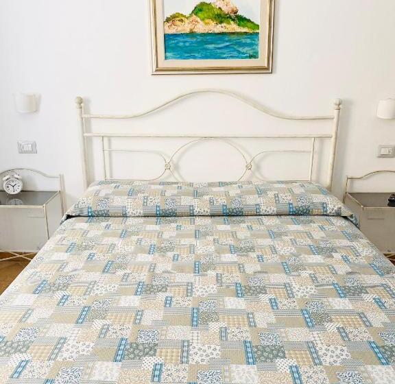 חדר סטנדרט לשלושה, Centu Concas