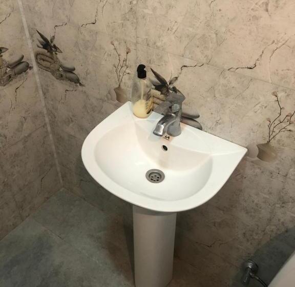 اتاق اکونومی, Guesthouse Batu