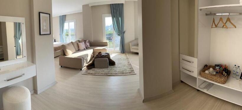 غرفة عائلية مطلّة علي الجبل, B. Equine Range