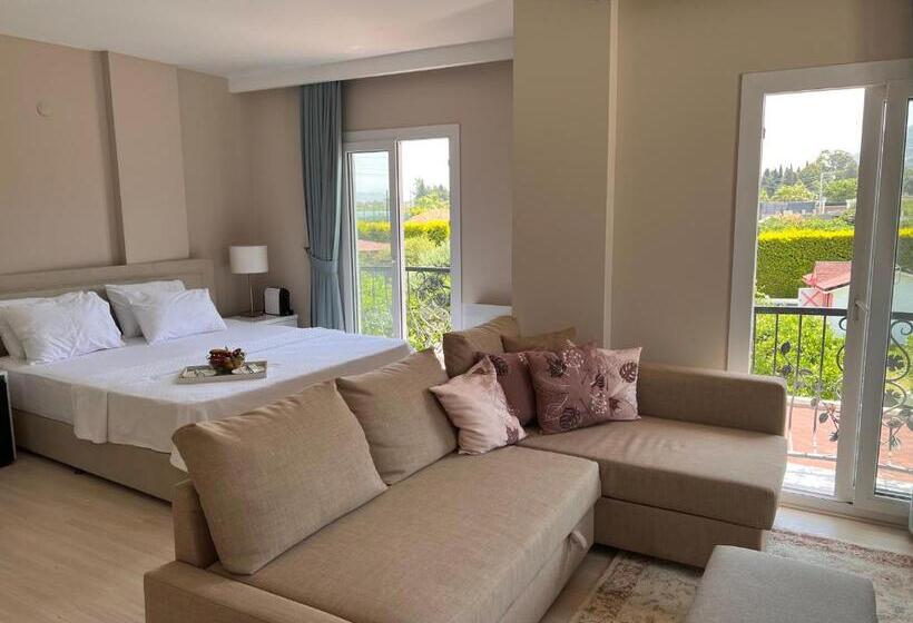 غرفة عائلية مطلّة علي الجبل, B. Equine Range