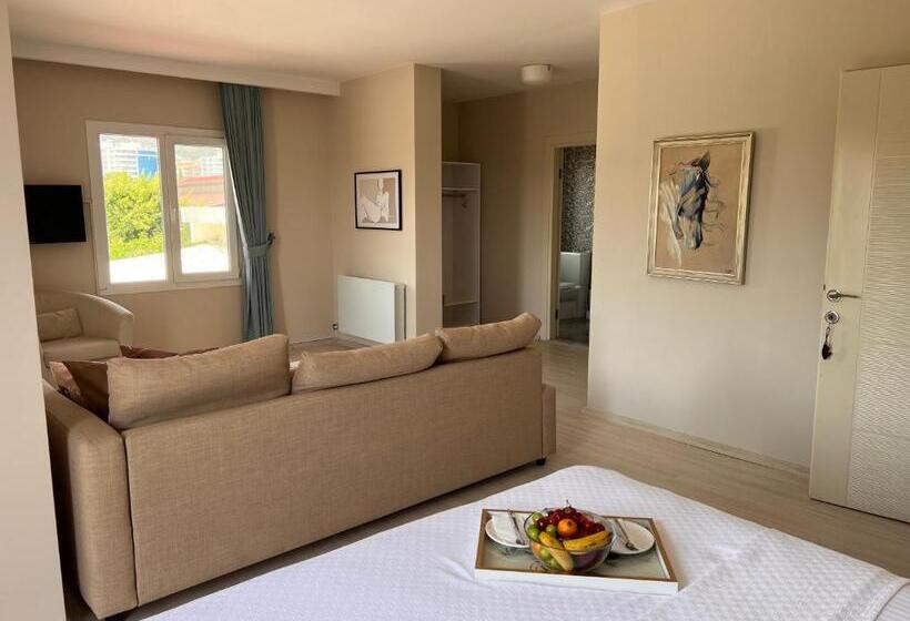 غرفة عائلية مطلّة علي الجبل, B. Equine Range