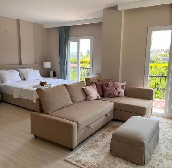 غرفة عائلية مطلّة علي الجبل, B. Equine Range