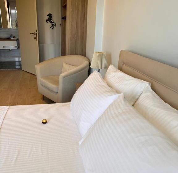 غرفة ديلوكس مطلّة علي البحر, B. Equine Range