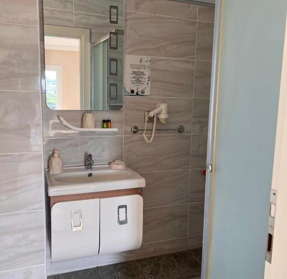 غرفة عائلية مطلّة علي الجبل, B. Equine Range