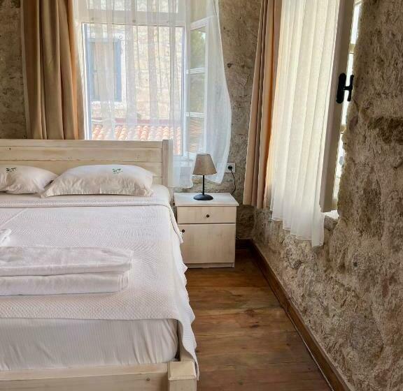 四人豪华间, Alacati Cadde Otel