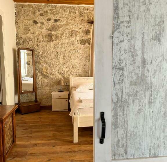 四人豪华间, Alacati Cadde Otel