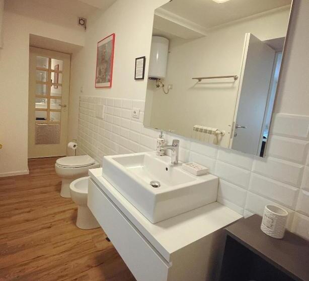 스탠다드 룸, 211 Underground