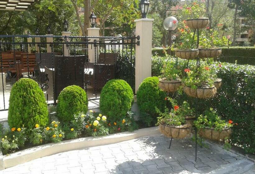 バルコニー付き1ベッドルームアパートメント, Seasons 3