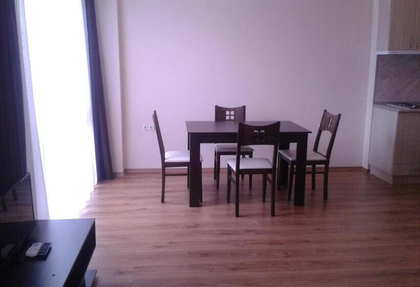 バルコニー付き1ベッドルームアパートメント, Seasons 3