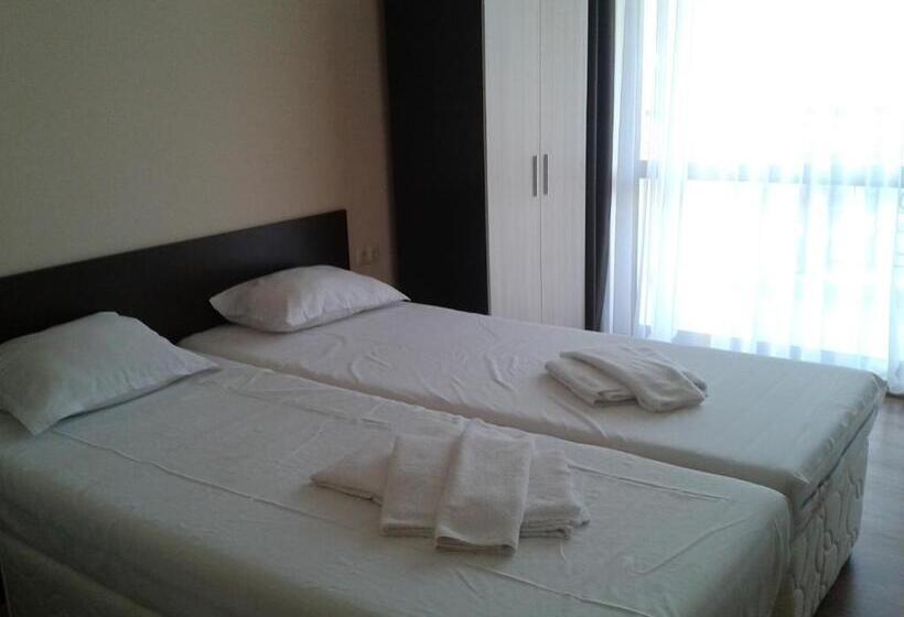 バルコニー付き1ベッドルームアパートメント, Seasons 3