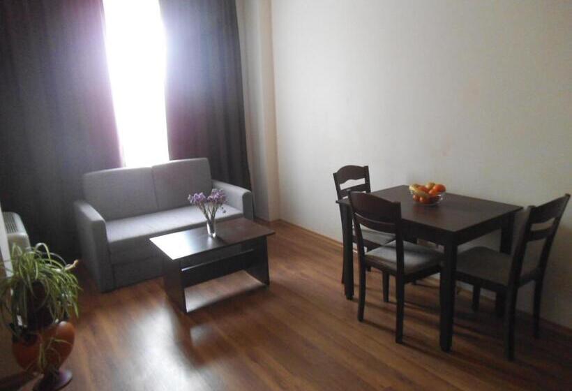 バルコニー付き１ベッドルームアパートメント, Seasons 3