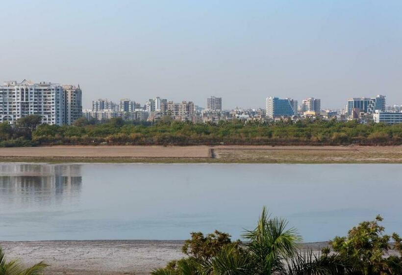 Номер Классика Кровать Кинг, Surat Marriott